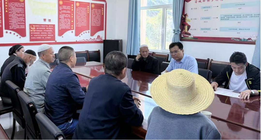 國(guó)旅公司黨支部赴聯(lián)點(diǎn)村走訪慰問(wèn)